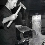 Fritz Klein beim Dengeln eines Blechzuschnitts fr eine Herdenglocke